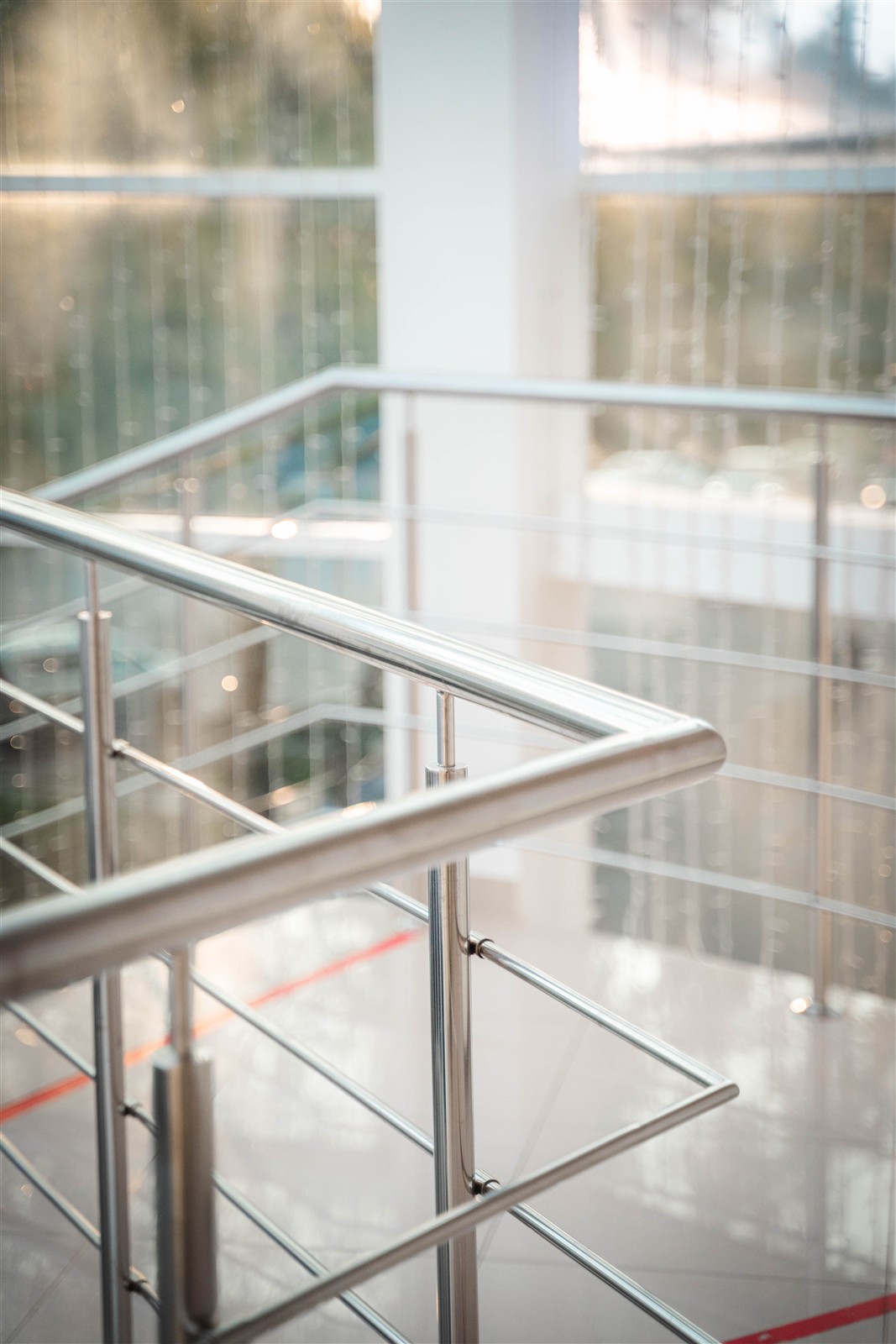 Fotografía de referencia de un barandal sobre escalones