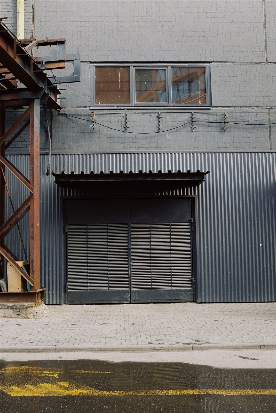 Foto de referencia de acceso metálico industrial; no es un trabajo del taller