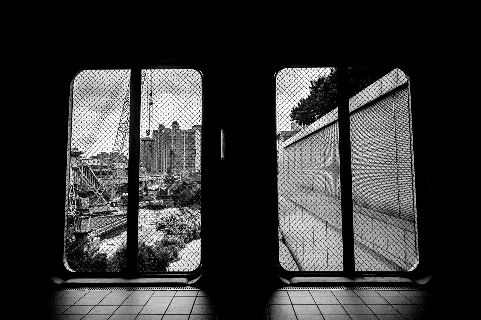 Foto de referencia de ventanas con malla metálica; no es un trabajo del taller