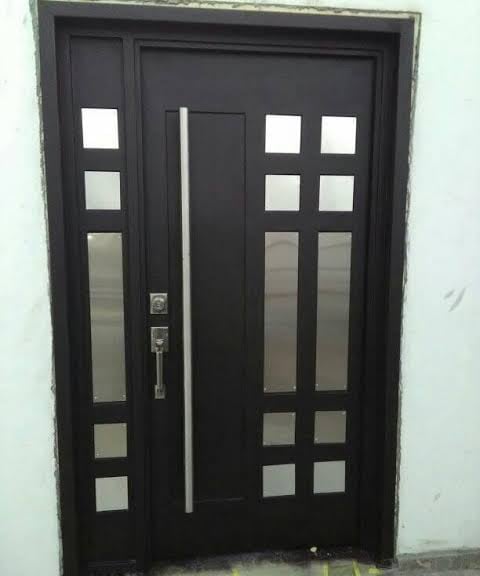 Puerta metálica fotografiada en la página actual del negocio