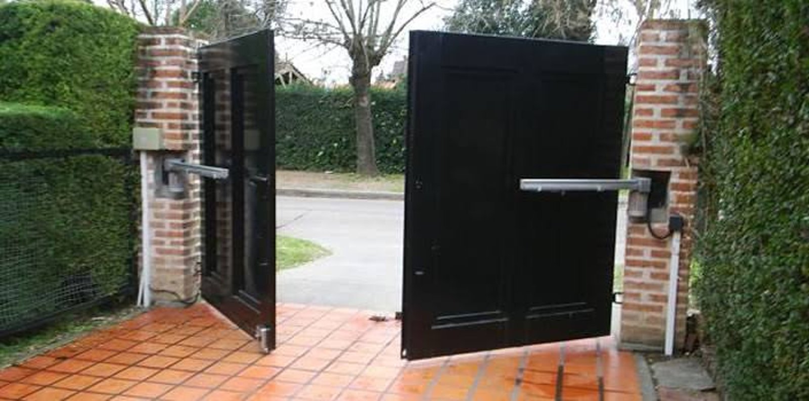 Portón con brazos de automatización publicado en su sitio