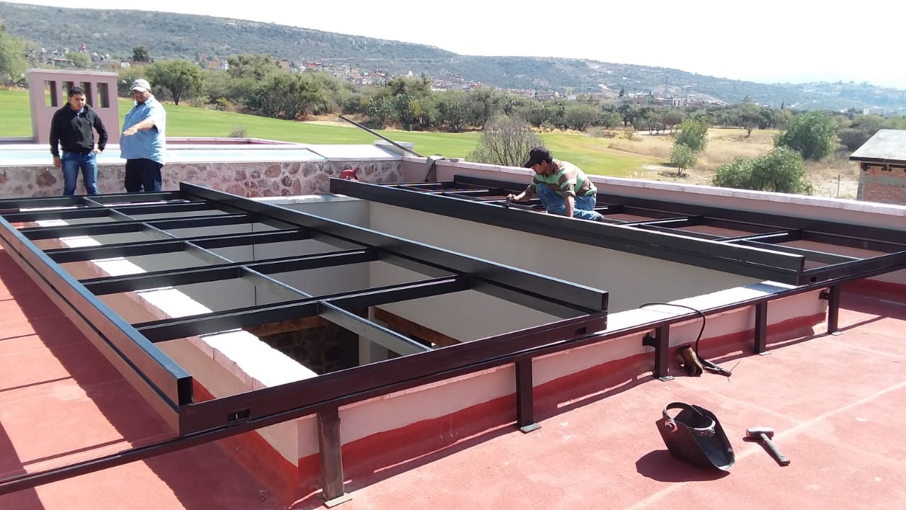 Montaje de estructura metálica publicado en su galería